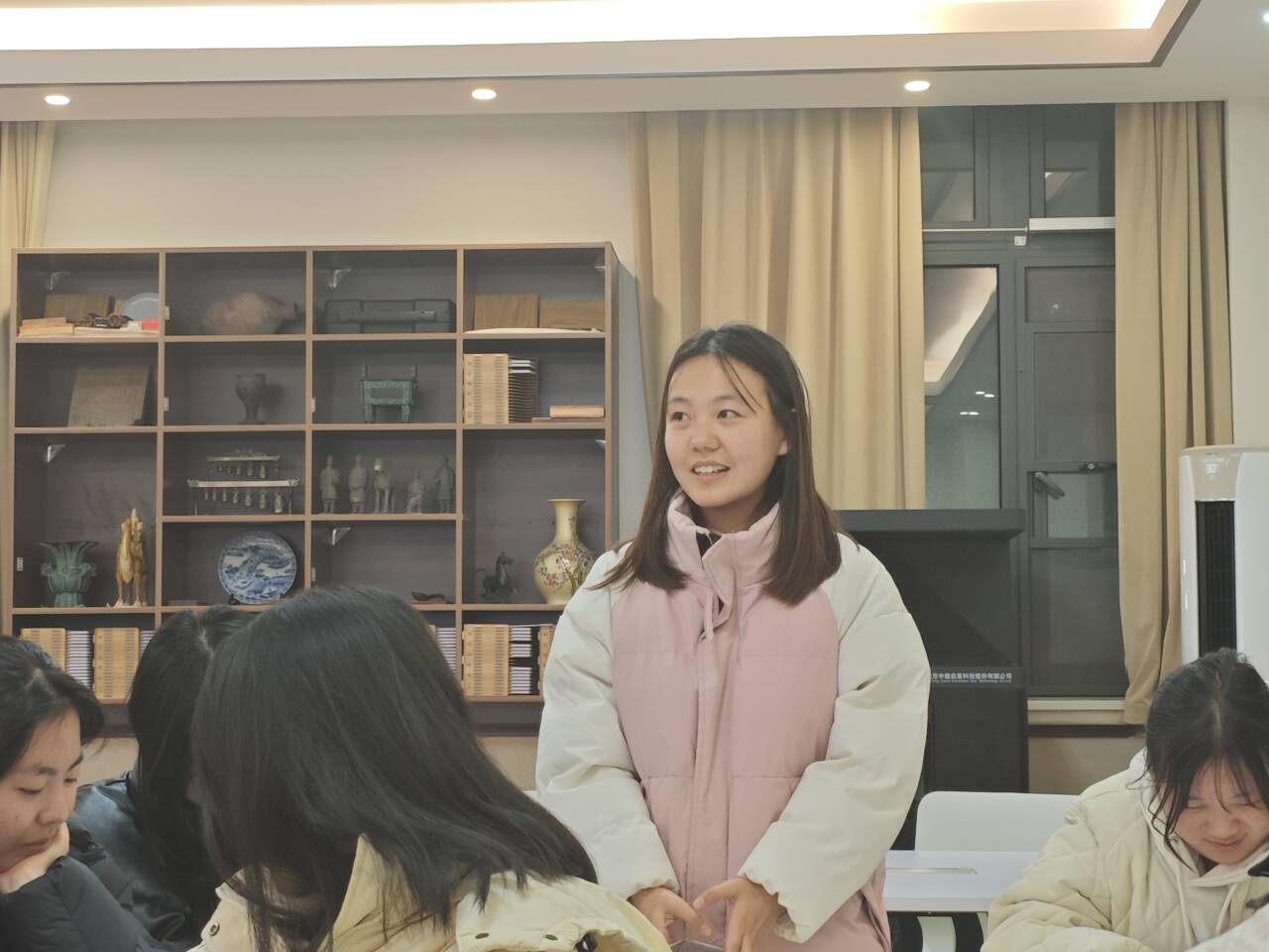 一群男人和女人在房间里中度可信度描述已自动生成